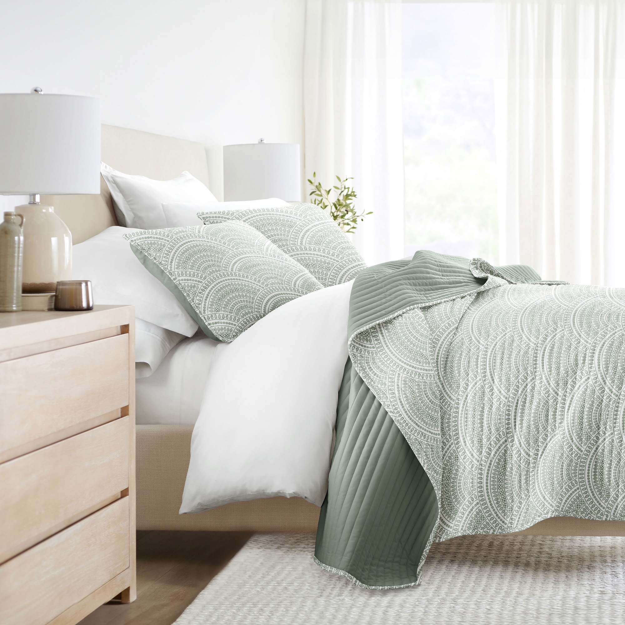 Luxury Lightweight Reversible Quilted Coverlet Set - Becky Cameron (Matching Shams Included), Scallop / Eucalyptus, Full/Queen