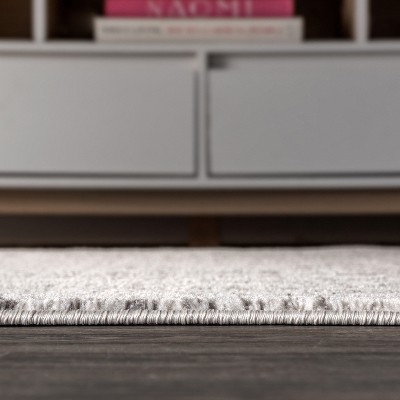 Gray and Cream Diamond Pattern 4' x 6' Area Rug