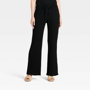 Pantalones acampanados de punto texturizado con nudo al frente y tiro medio para mujer - A New Day™ Negro
