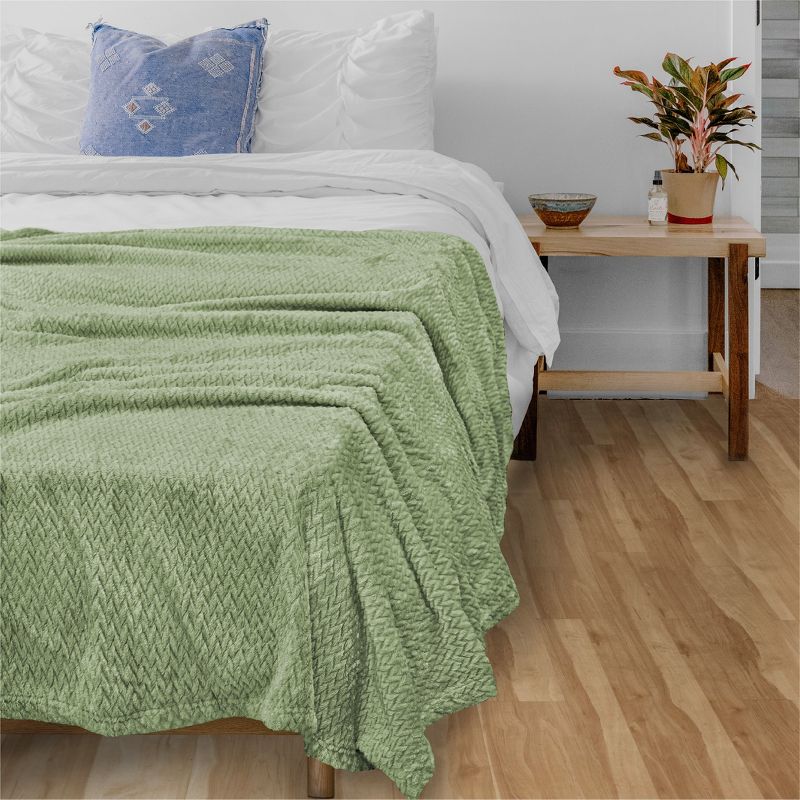 PAVILIA Lightweight Fleece Throw Blanket for Couch, Soft Warm Flannel Blankets for Bed, 5 of 7