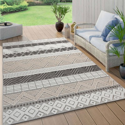Gray Geometric 5' x 7' Indoor/Outdoor Area Rug