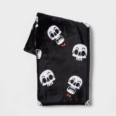 Skull Halloween Throw Blanket White/Black - Hyde & EEK! Boutique™