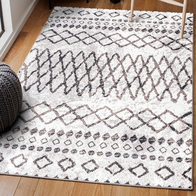 Ivory and Brown Reversible Diamond Synthetic Area Rug 5x8