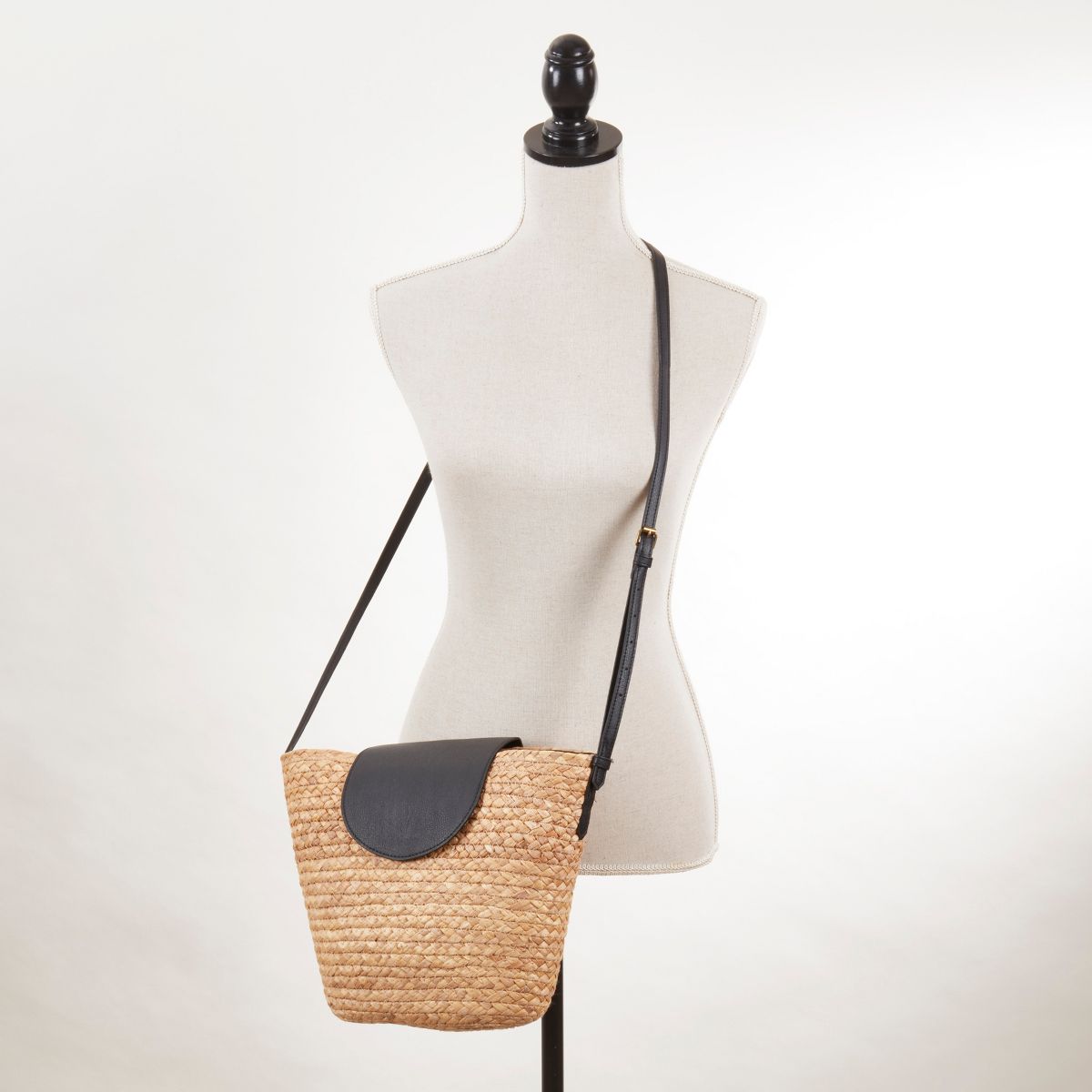 Saro Lifestyle Chic Straw Crossbody Bag - thumbnail 4