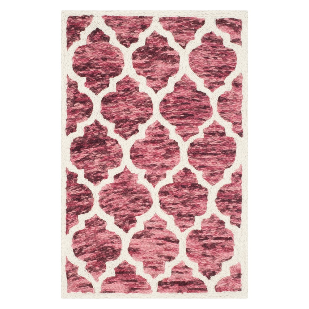 2'x3' Quatrefoil Design Loomed Accent Rug Red/Ivory - Safavieh