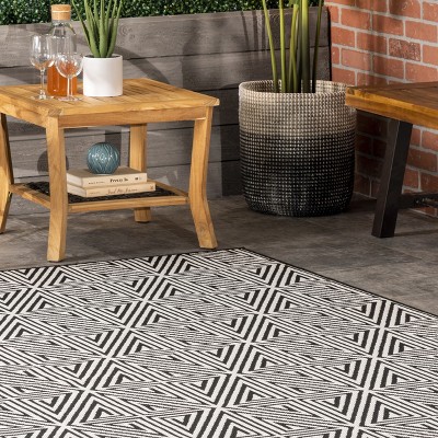 Reversible Black Synthetic 5' x 8' Indoor/Outdoor Easy Care Rug