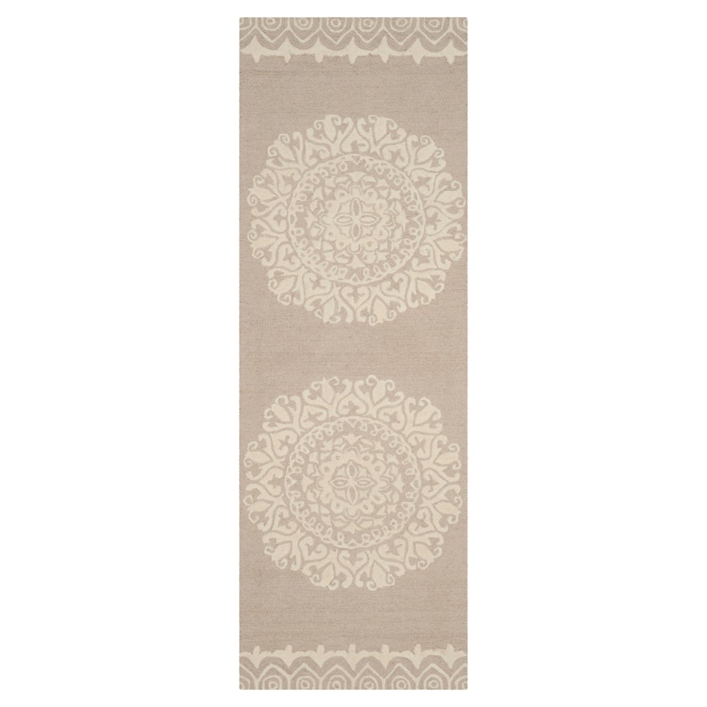 Beige/Ivory Medallion Tufted Runner 2'3inx7' - Safavieh