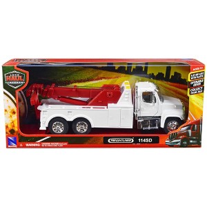 New Ray 1:32nd Freightliner 114SD Tow Truck Long Haul Trucker - 1 of 3