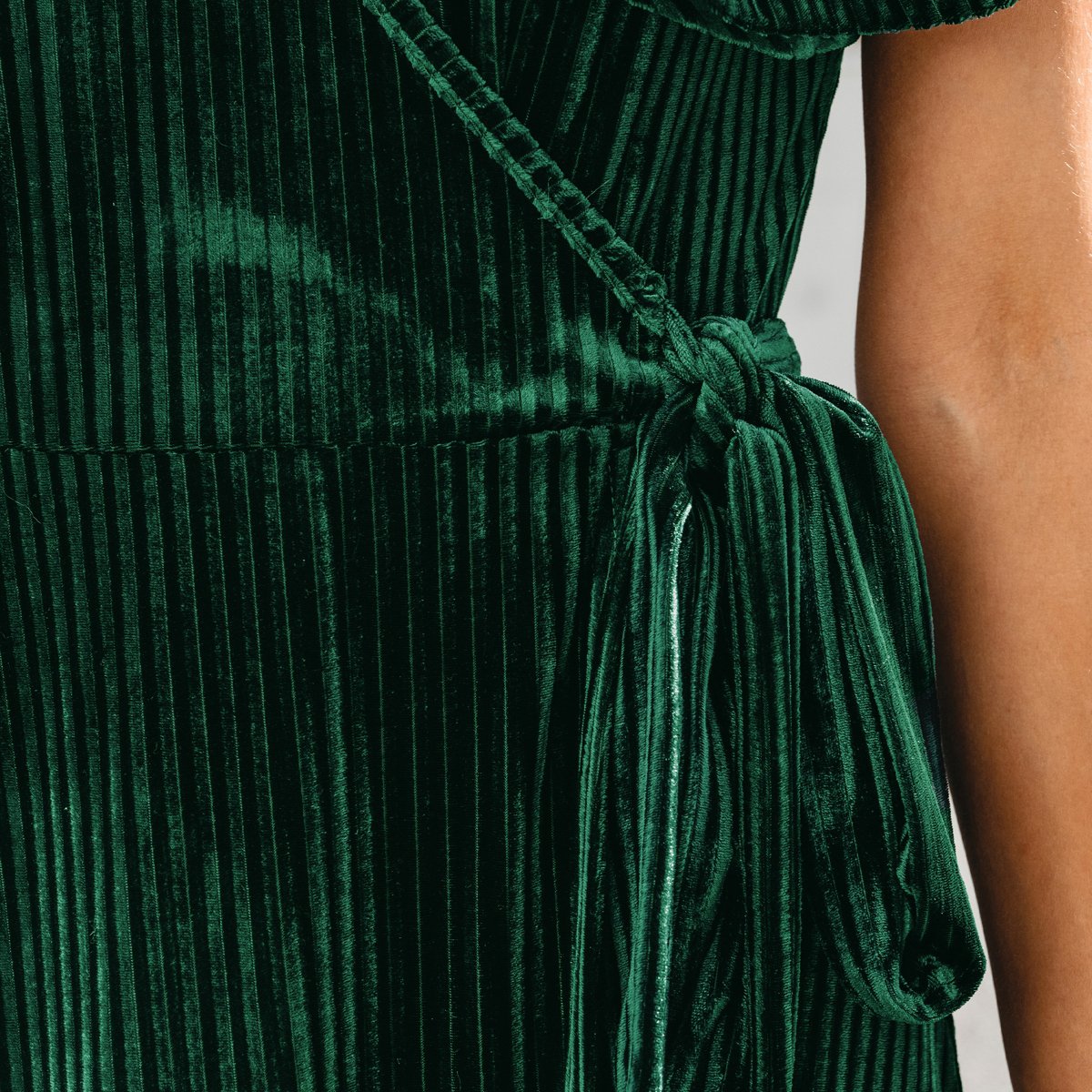 Женские платья Cupshe Women's Festive Ribbed Velvet Belted Midi Fall Dress-S-Green — фото 6