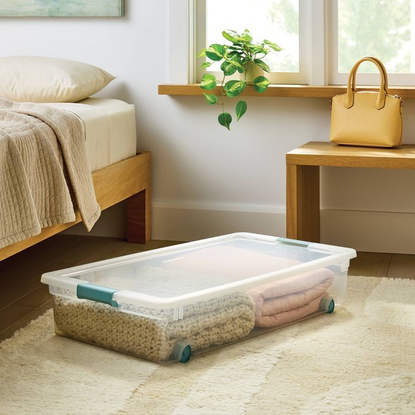 Contenedor de almacenamiento transparente de 60 cuartos para debajo de la cama con pestillos - Brightroom™ 2
