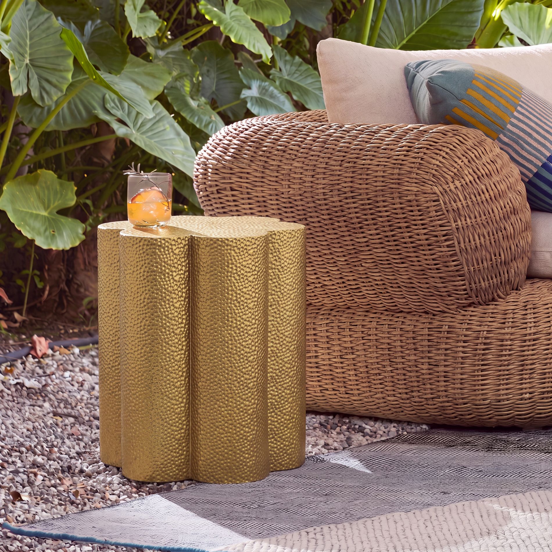ModernLuxe End Table Luxury Hammered Iron Accent Side Table, Flower-Shaped Indoor & Outdoor End Table, Antique Gold