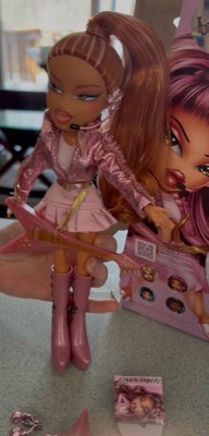 Bratz Charmz Yasmin - Modepop met bedelarmband, om te verzamelen, outfit en accessoires inbegrepen, wordt geleverd in een verpakking die een display waardig is, om te personaliseren