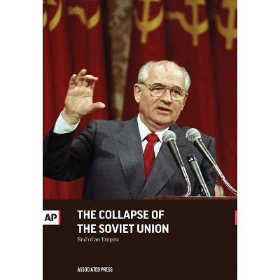 The Collapse of the Soviet Union - by  Associated Press (Paperback)