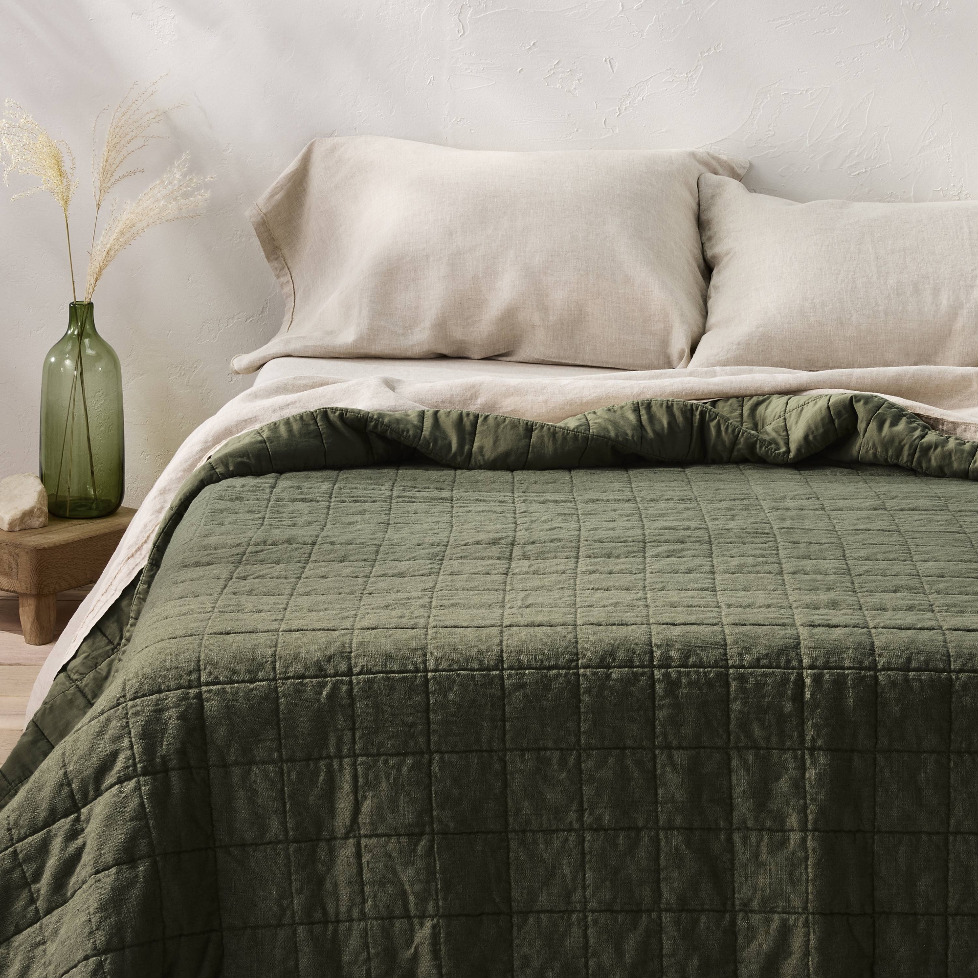 King Plus Heavyweight Linen Blend Quilt Olive Green - Casaluna™