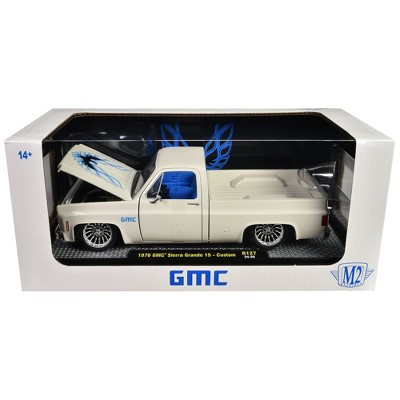 M2 Machines 1976 GMC Sierra Grande 15 Custom Squarebody 1:24