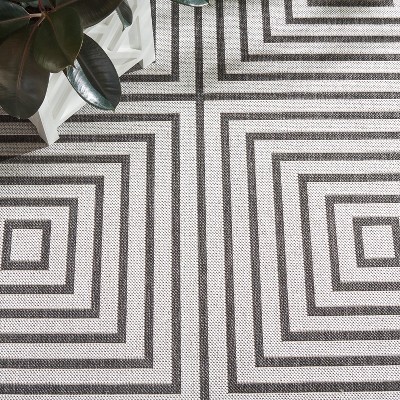 Light Grey and Charcoal Geometric Indoor/Outdoor Area Rug 3' x 5'