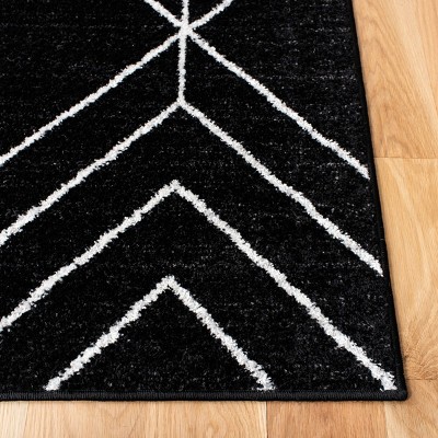 Braided Round Black and Ivory Synthetic Rug, 4' x 6'