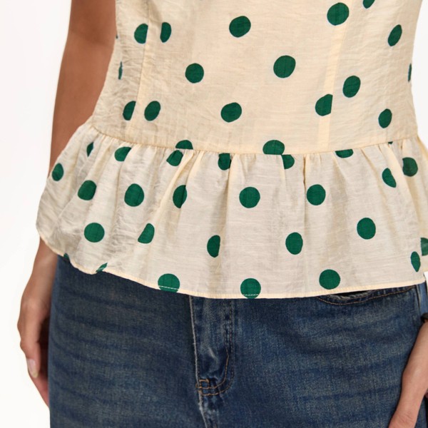 Top de cuello barco con volante en el dobladillo para mujer - A New Day™ Lunares beige claro 5