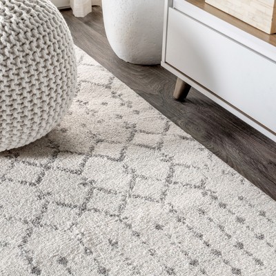 Gray and Cream Diamond Pattern 4' x 6' Area Rug