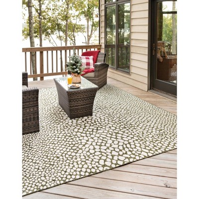 Green and Ivory Geometric 8' x 10' Outdoor Synthetic Rug
