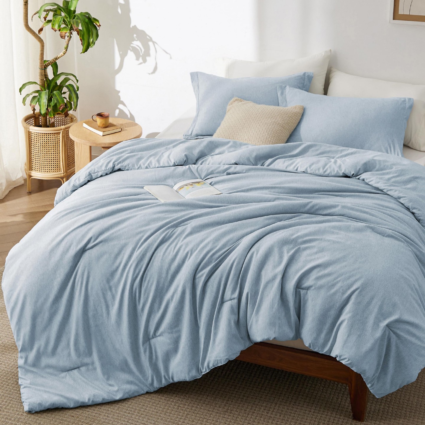 Комплект постельного белья Bedsure Comforter Set – Soft Bedding for All Seasons, Cationic Dyed 3-Piece Bed Set, Includes 1 Comforter and 102 Pillow Shams — фото 1