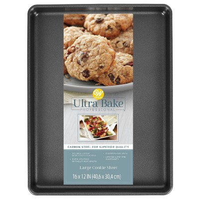 Wilton Ultra Bake Professional 12 x 16 Nonstick Large Baking Pan & 12 Plastic Cake Tray with Lid - Room Essentials™: BPA-Free Round Dessert & Bakery Tray, Dishwasher-Safe, Clear ( has an imperfection on plastic tray)