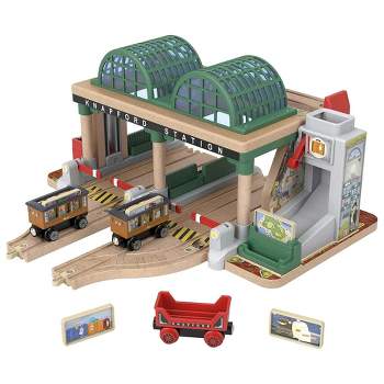 Thomas & Friends Knapford Station Wooden Railway Passenger Pickup Playset with 2 Passenger Cars, 1 Cargo Car, 5 Story Tiles and 4 Track Adapters