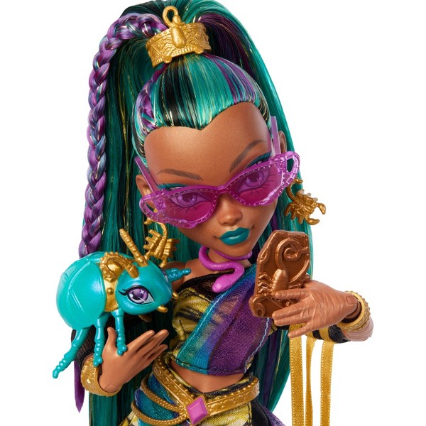 Muñeca Monster High Nefera De Nile con mascota Scarab Lavish y 7 accesorios como bolso y bocadillos 4