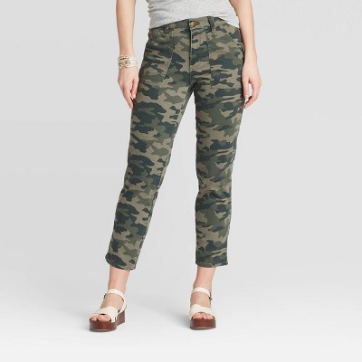 camouflage cropped pants