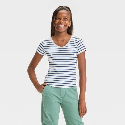 Girls' Short Sleeve Lace Trim V-Neck Shirt - art class™