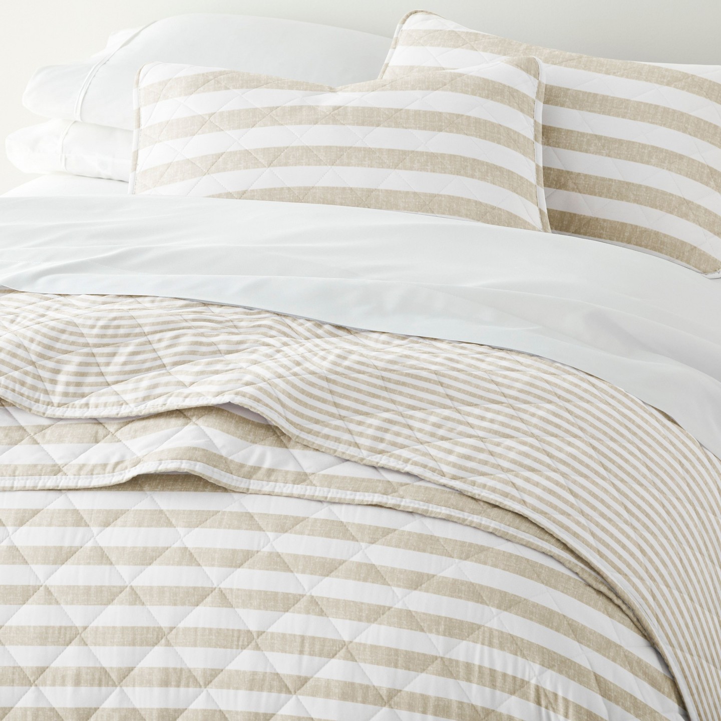 Комплект с покрывалом Becky Cameron All Season Coverlet Set – Super Soft Quilted Bedding in Classic Stripe Pattern, Classic Stripe Natural, Twin/Twin Extra Long, цвет: Полосатый — фото 5