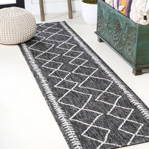 Derya Diamond Trellis Indoor/Outdoor Area Rug - JONATHAN Y - 1 of 4