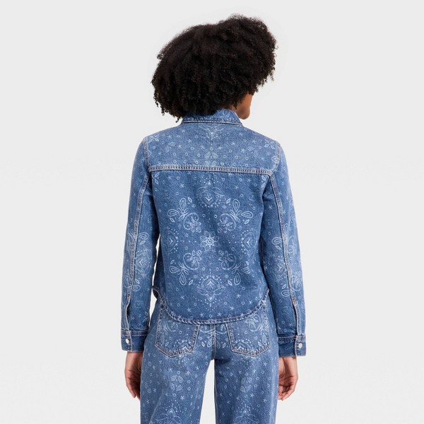 Camisa de mezclilla fácil con cuello y manga larga para mujer - Universal Thread™ Lavado medio 2