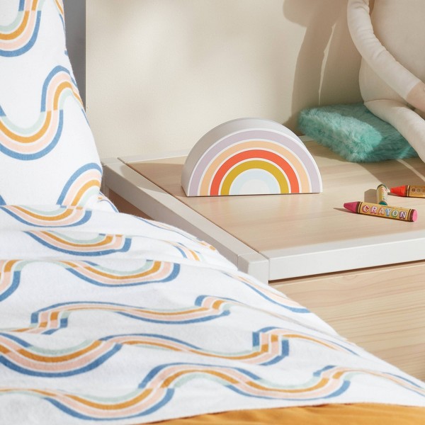 Luz de Proyección Infantil Arcoíris - Pillowfort™: Lámpara Nocturna LED Multicolor para Niños, a Pilas, Mayores de 8 Años 3
