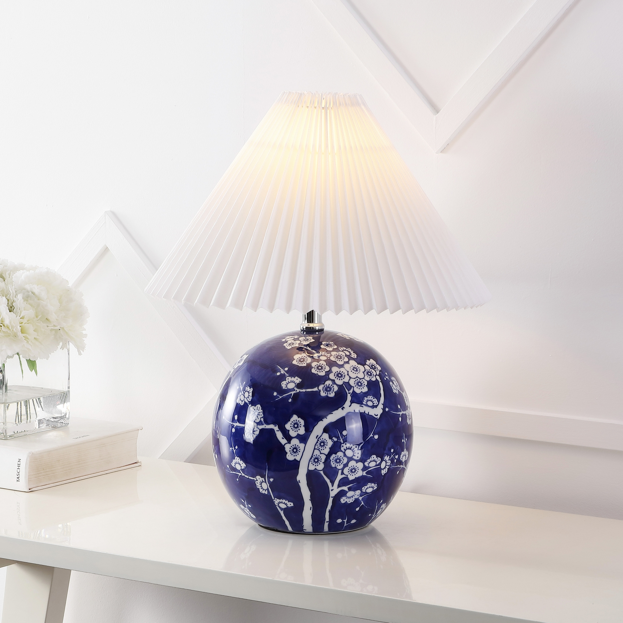 JONATHAN Y Shishen 19.5" Cottage Classic Chinoiserie Ceramic Orb LED Table Lamp with Pleated Shade, Navy/White