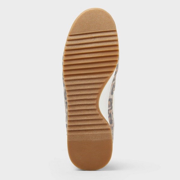 Tenis Skyler para mujer con plantilla de espuma viscoelástica – Universal Thread™ color marrón claro 4