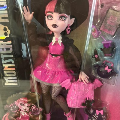 Monster High Draculaura Doll with Pet Bat-Cat Count Fabulous and  Accessories like Backpack, Spell Book, Bento Box and More