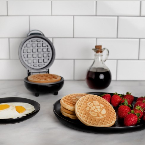 Uncanny Brands Star Wars Mini Waffle Maker Set 