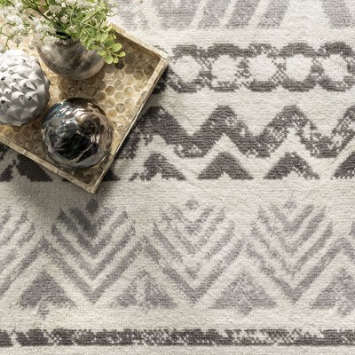 Modern Light Grey Tribal Motif 5' x 8' Synthetic Area Rug