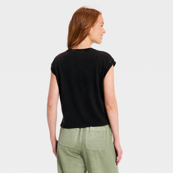 Playera con Bolsillo de Manga Corta para Mujer - Universal Thread™ 2