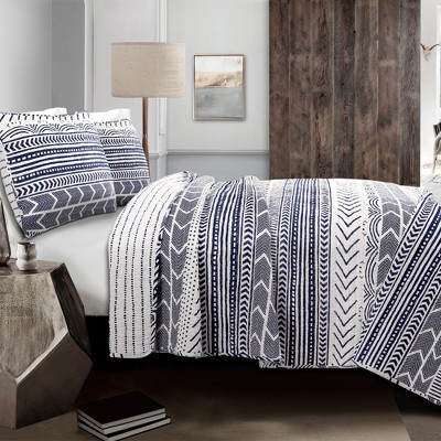 navy and white quilt bedding