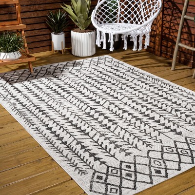 Bohemian Geometric Black/Ivory Synthetic 4' x 6' Easy-Care Rug
