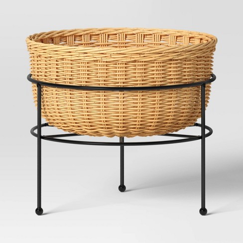 Outdoor best sale wicker planter