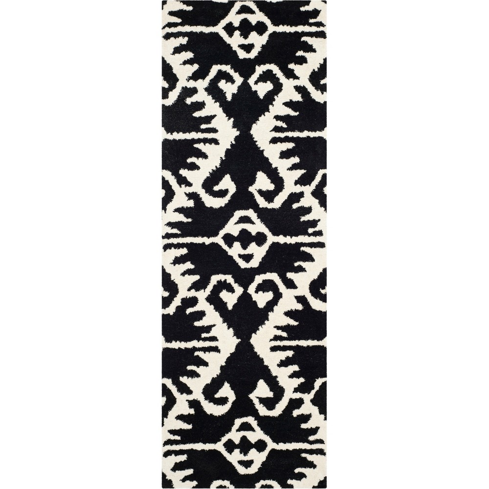 2'3inx9' Runner Geometric Design Tufted Black/Ivory - Safavieh