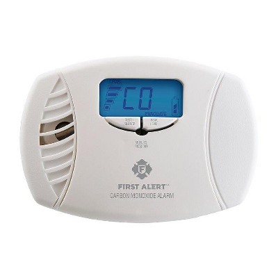 First Alert Plug-In Carbon Monoxide Detector with Digital Display and Battery Backup