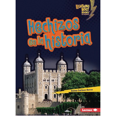Hechizos En La Historia (Haunted History) - (Lightning Bolt Books (R) en Español -- ¡Eso Es Aterrador! (That's Scary!)) by  Emma Carlson-Berne