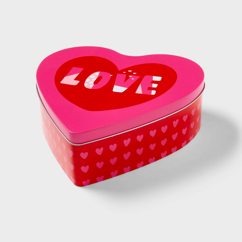 Assorted San Valentine’s decorative items 
