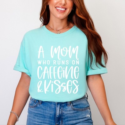 Simply Sage Market A Mom Who Runs On Caffeine And Kisses Garment Dyed Tee - 2XL - Chalky Mint