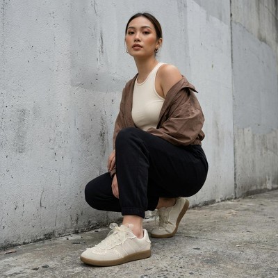 Женские кроссовки CUSHIONAIRE Belinda Women’s Lace Detail Casual Sneakers – Elegant Ribbon Lace-Up Shoes with Memory Foam Ivory Vegan Suede 8.5 — фото 5