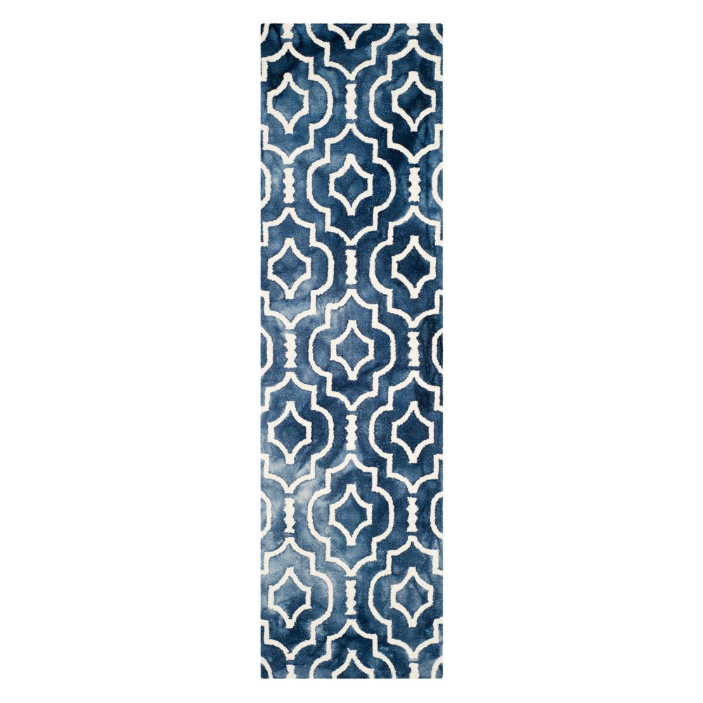 2'3inx10' Runner Quatrefoil Design Navy/Ivory - Safavieh